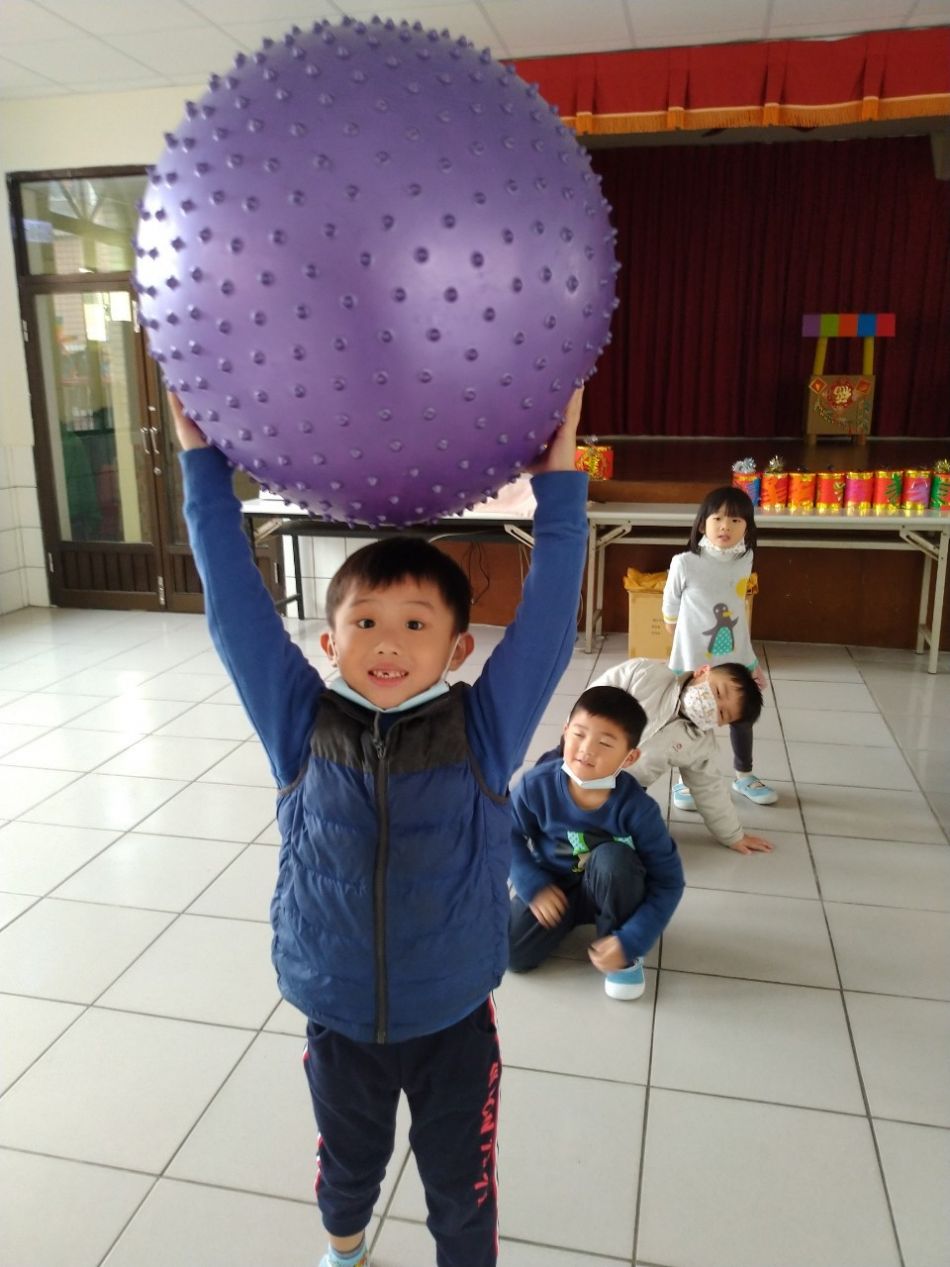 文件 : <FONT COLOR='red'>(109.02.07)大籠球遊戲-1.JPG</FONT> <BR> 尺寸 : <FONT COLOR='blue'>950 × 1267</FONT> 圖元 <BR> 格式 : <FONT COLOR='green'>jpg</FONT> <BR> 大小 : <FONT COLOR='green'> -- </FONT> KB