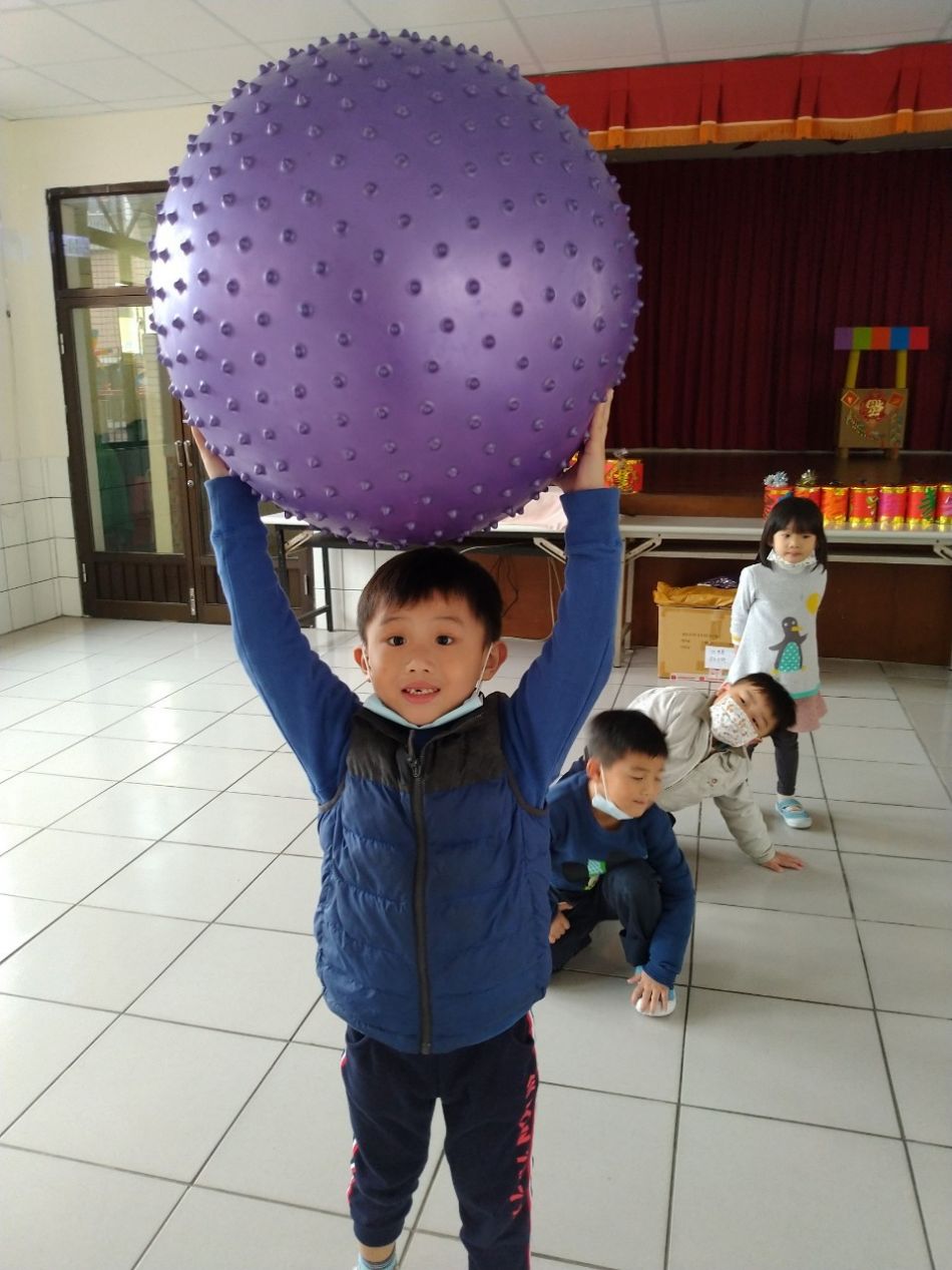 文件 : <FONT COLOR='red'>(109.02.07)大籠球遊戲.JPG</FONT> <BR> 尺寸 : <FONT COLOR='blue'>950 × 1267</FONT> 圖元 <BR> 格式 : <FONT COLOR='green'>jpg</FONT> <BR> 大小 : <FONT COLOR='green'> -- </FONT> KB