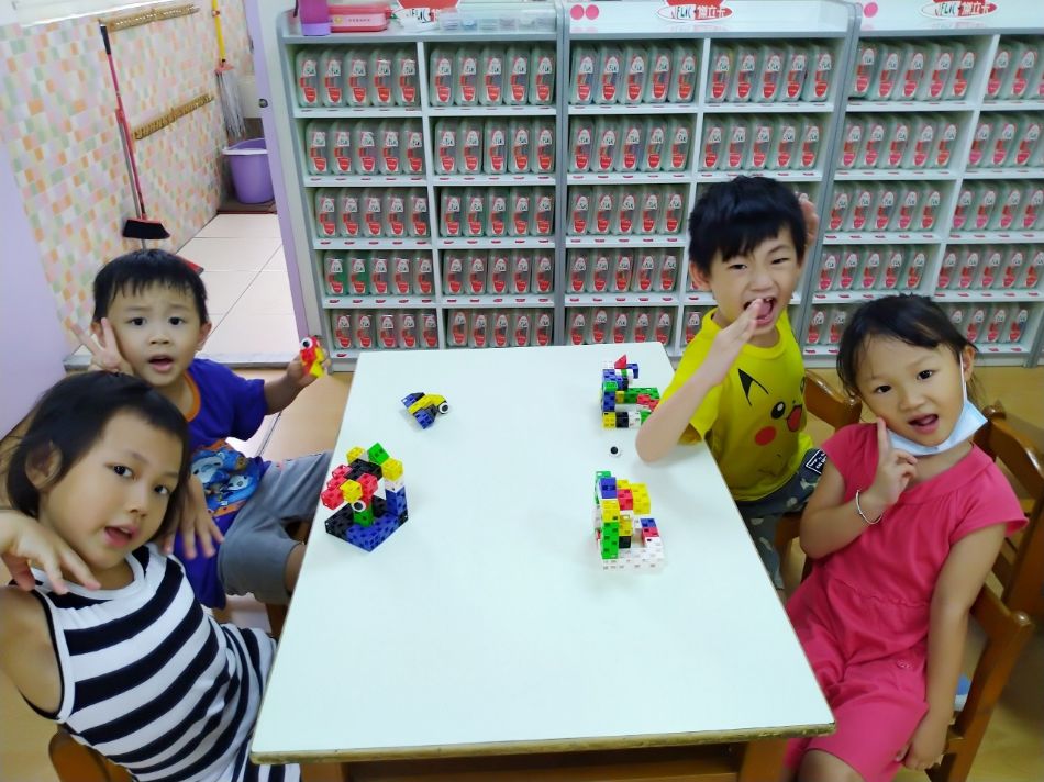 文件 : <FONT COLOR='red'>(109.07.06)桌遊.JPG</FONT> <BR> 尺寸 : <FONT COLOR='blue'>950 × 712</FONT> 圖元 <BR> 格式 : <FONT COLOR='green'>jpg</FONT> <BR> 大小 : <FONT COLOR='green'> -- </FONT> KB