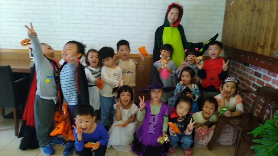 文件 : <FONT COLOR='red'>(108.10.30)萬聖節-2.JPG</FONT> <BR> 尺寸 : <FONT COLOR='blue'>950 × 534</FONT> 圖元 <BR> 格式 : <FONT COLOR='green'>jpg</FONT> <BR> 大小 : <FONT COLOR='green'> -- </FONT> KB