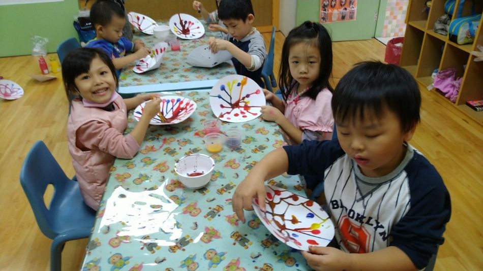 文件 : <FONT COLOR='red'>(108.12.16)美感課【好忙的蜘蛛】.JPG</FONT> <BR> 尺寸 : <FONT COLOR='blue'>950 × 534</FONT> 圖元 <BR> 格式 : <FONT COLOR='green'>jpg</FONT> <BR> 大小 : <FONT COLOR='green'> -- </FONT> KB