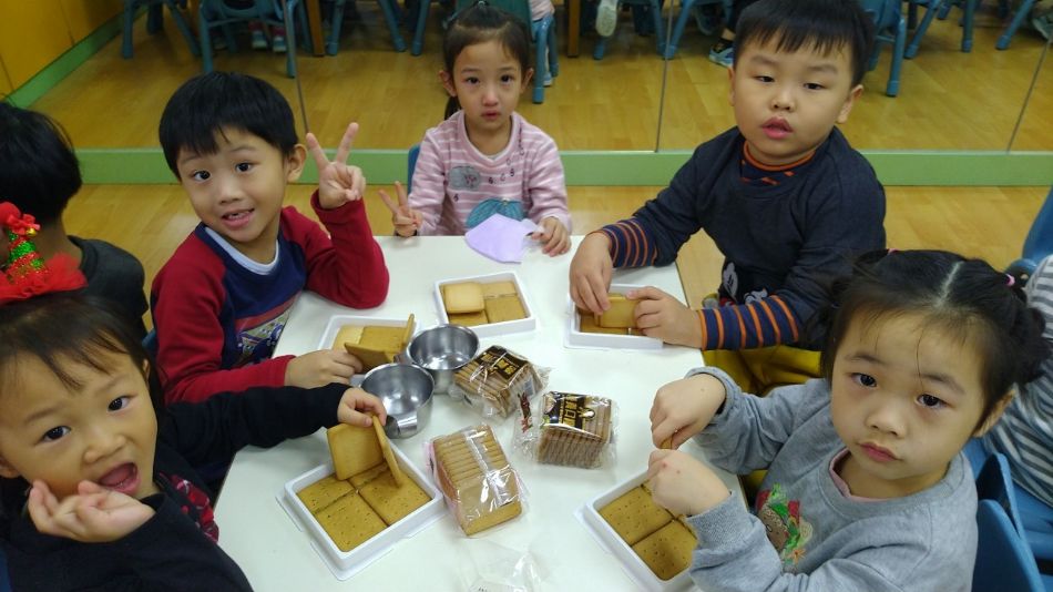 文件 : <FONT COLOR='red'>(108.12.24)製作餅乾屋-1.JPG</FONT> <BR> 尺寸 : <FONT COLOR='blue'>950 × 534</FONT> 圖元 <BR> 格式 : <FONT COLOR='green'>jpg</FONT> <BR> 大小 : <FONT COLOR='green'> -- </FONT> KB