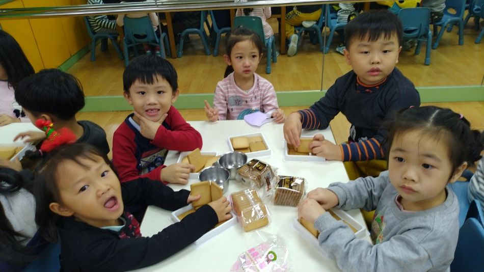 文件 : <FONT COLOR='red'>(108.12.24)製作餅乾屋.JPG</FONT> <BR> 尺寸 : <FONT COLOR='blue'>950 × 534</FONT> 圖元 <BR> 格式 : <FONT COLOR='green'>jpg</FONT> <BR> 大小 : <FONT COLOR='green'> -- </FONT> KB