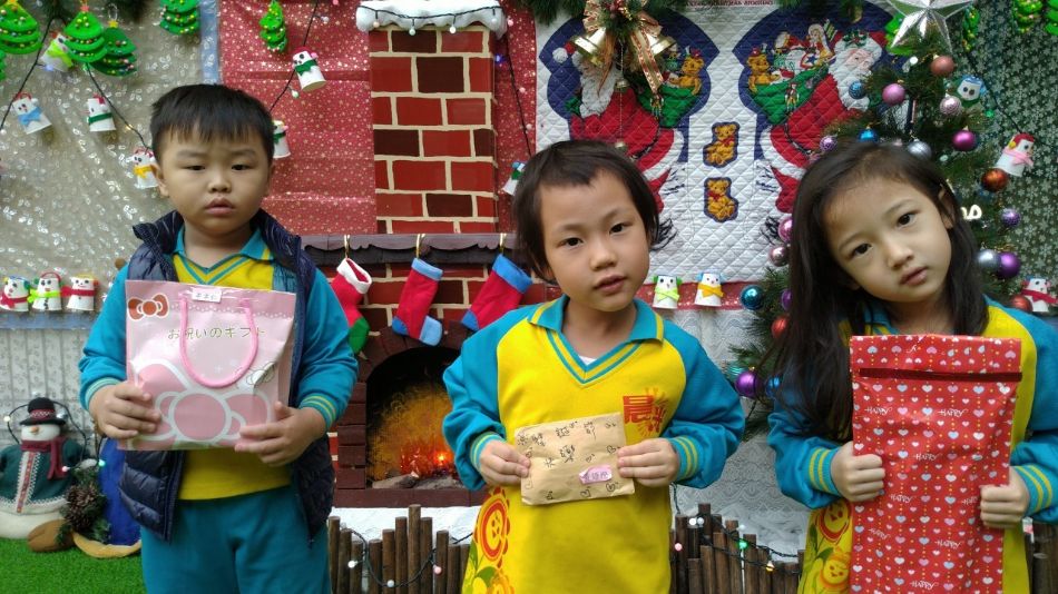 文件 : <FONT COLOR='red'>(108.12.25)交換禮物-1.JPG</FONT> <BR> 尺寸 : <FONT COLOR='blue'>950 × 534</FONT> 圖元 <BR> 格式 : <FONT COLOR='green'>jpg</FONT> <BR> 大小 : <FONT COLOR='green'> -- </FONT> KB