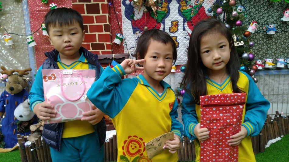 文件 : <FONT COLOR='red'>(108.12.25)交換禮物.JPG</FONT> <BR> 尺寸 : <FONT COLOR='blue'>950 × 534</FONT> 圖元 <BR> 格式 : <FONT COLOR='green'>jpg</FONT> <BR> 大小 : <FONT COLOR='green'> -- </FONT> KB