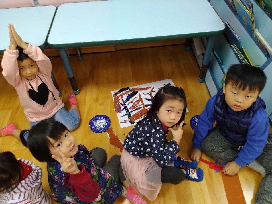 文件 : <FONT COLOR='red'>(109.01.04)美感課【花開富貴】-1.JPG</FONT> <BR> 尺寸 : <FONT COLOR='blue'>950 × 712</FONT> 圖元 <BR> 格式 : <FONT COLOR='green'>jpg</FONT> <BR> 大小 : <FONT COLOR='green'> -- </FONT> KB