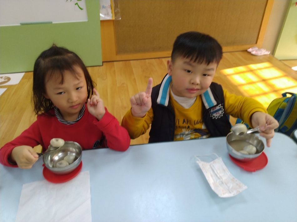 文件 : <FONT COLOR='red'>(109.02.06)開心吃元宵.JPG</FONT> <BR> 尺寸 : <FONT COLOR='blue'>950 × 712</FONT> 圖元 <BR> 格式 : <FONT COLOR='green'>jpg</FONT> <BR> 大小 : <FONT COLOR='green'> -- </FONT> KB