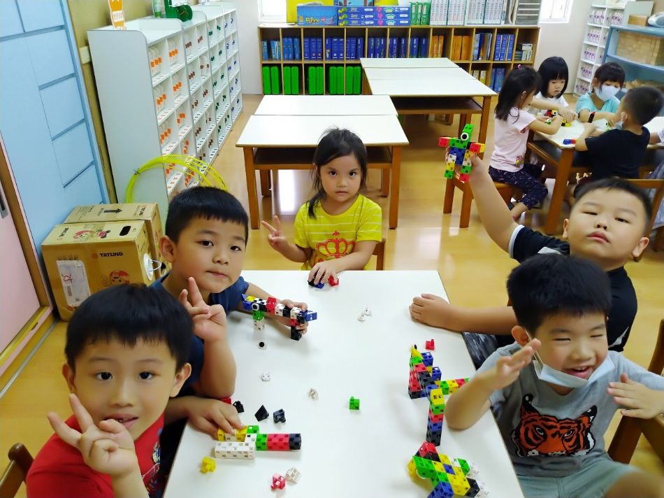 文件 : <FONT COLOR='red'>(109.07.06)桌遊-2.JPG</FONT> <BR> 尺寸 : <FONT COLOR='blue'>950 × 712</FONT> 圖元 <BR> 格式 : <FONT COLOR='green'>jpg</FONT> <BR> 大小 : <FONT COLOR='green'> -- </FONT> KB