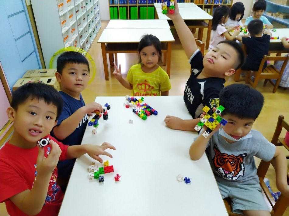 文件 : <FONT COLOR='red'>(109.07.06)桌遊.JPG</FONT> <BR> 尺寸 : <FONT COLOR='blue'>950 × 712</FONT> 圖元 <BR> 格式 : <FONT COLOR='green'>jpg</FONT> <BR> 大小 : <FONT COLOR='green'> -- </FONT> KB