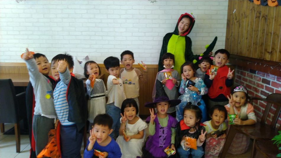 文件 : <FONT COLOR='red'>(108.10.30)萬聖節-10.JPG</FONT> <BR> 尺寸 : <FONT COLOR='blue'>950 × 534</FONT> 圖元 <BR> 格式 : <FONT COLOR='green'>jpg</FONT> <BR> 大小 : <FONT COLOR='green'> -- </FONT> KB