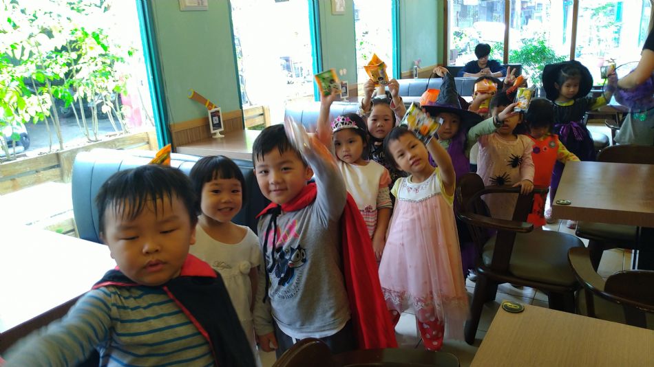 文件 : <FONT COLOR='red'>(108.10.30)萬聖節-4.JPG</FONT> <BR> 尺寸 : <FONT COLOR='blue'>950 × 534</FONT> 圖元 <BR> 格式 : <FONT COLOR='green'>jpg</FONT> <BR> 大小 : <FONT COLOR='green'> -- </FONT> KB