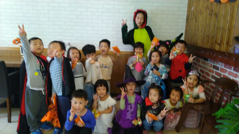 文件 : <FONT COLOR='red'>(108.10.30)萬聖節-5.JPG</FONT> <BR> 尺寸 : <FONT COLOR='blue'>950 × 534</FONT> 圖元 <BR> 格式 : <FONT COLOR='green'>jpg</FONT> <BR> 大小 : <FONT COLOR='green'> -- </FONT> KB