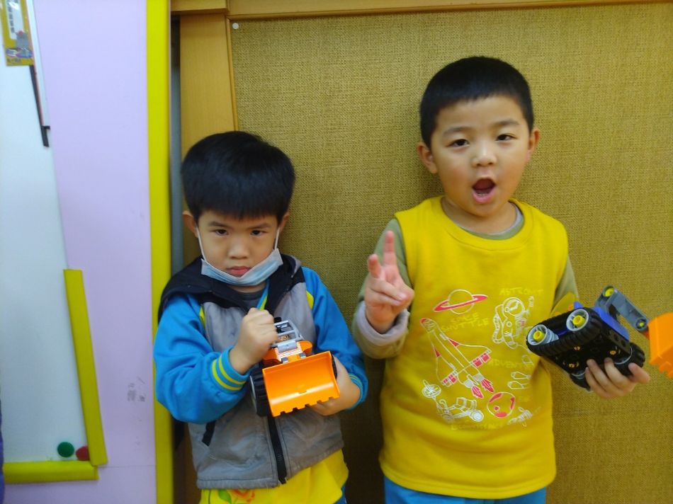 文件 : <FONT COLOR='red'>(109.01.08)樂高積木【建築工程車】.JPG</FONT> <BR> 尺寸 : <FONT COLOR='blue'>950 × 712</FONT> 圖元 <BR> 格式 : <FONT COLOR='green'>jpg</FONT> <BR> 大小 : <FONT COLOR='green'> -- </FONT> KB