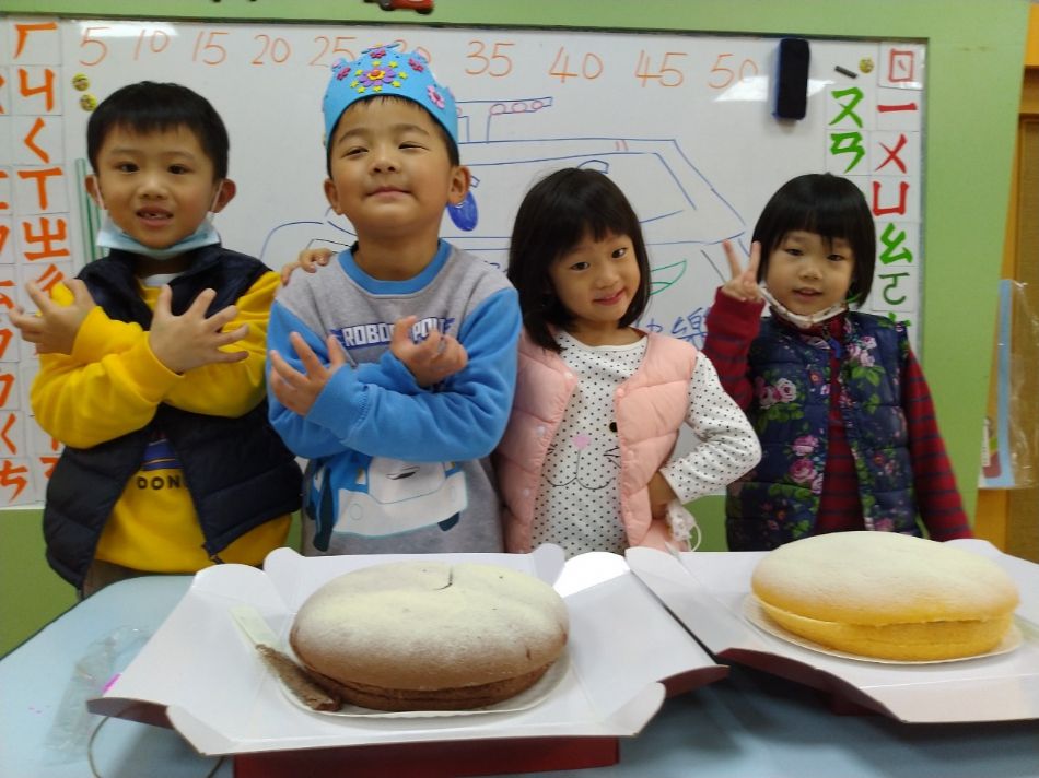 文件 : <FONT COLOR='red'>(109.02.11)裕恩生日快樂-11.JPG</FONT> <BR> 尺寸 : <FONT COLOR='blue'>950 × 712</FONT> 圖元 <BR> 格式 : <FONT COLOR='green'>jpg</FONT> <BR> 大小 : <FONT COLOR='green'> -- </FONT> KB