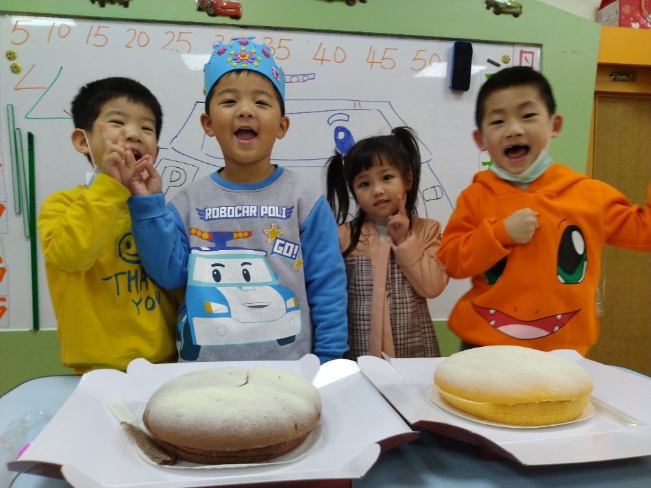 文件 : <FONT COLOR='red'>(109.02.11)裕恩生日快樂-12.JPG</FONT> <BR> 尺寸 : <FONT COLOR='blue'>950 × 712</FONT> 圖元 <BR> 格式 : <FONT COLOR='green'>jpg</FONT> <BR> 大小 : <FONT COLOR='green'> -- </FONT> KB