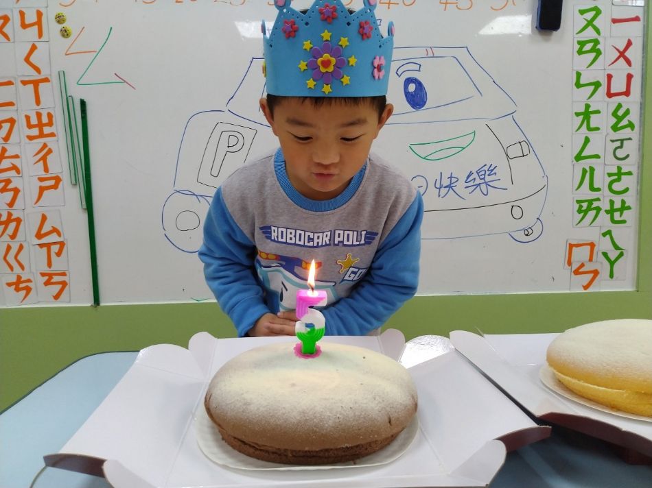 文件 : <FONT COLOR='red'>(109.02.11)裕恩生日快樂-16.JPG</FONT> <BR> 尺寸 : <FONT COLOR='blue'>950 × 712</FONT> 圖元 <BR> 格式 : <FONT COLOR='green'>jpg</FONT> <BR> 大小 : <FONT COLOR='green'> -- </FONT> KB