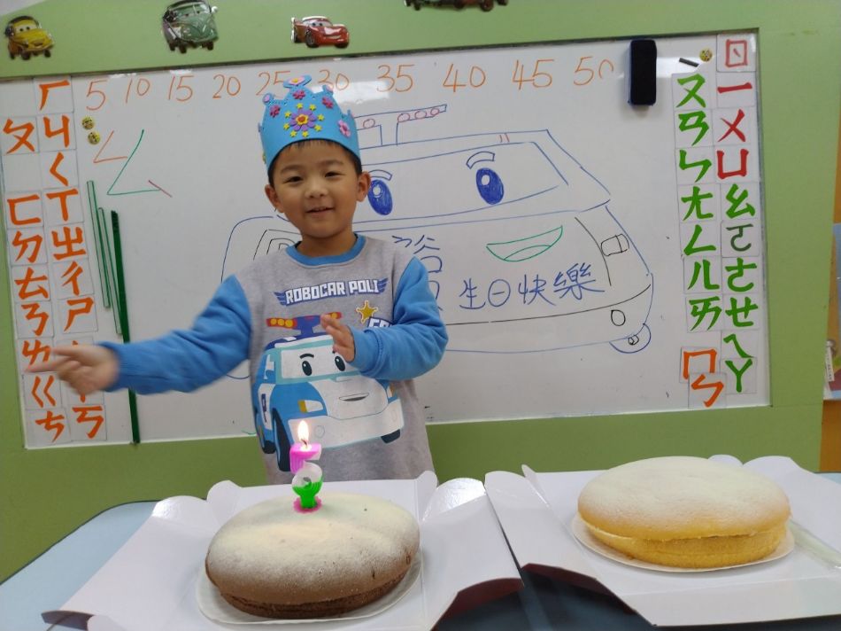 文件 : <FONT COLOR='red'>(109.02.11)裕恩生日快樂-4.JPG</FONT> <BR> 尺寸 : <FONT COLOR='blue'>950 × 712</FONT> 圖元 <BR> 格式 : <FONT COLOR='green'>jpg</FONT> <BR> 大小 : <FONT COLOR='green'> -- </FONT> KB