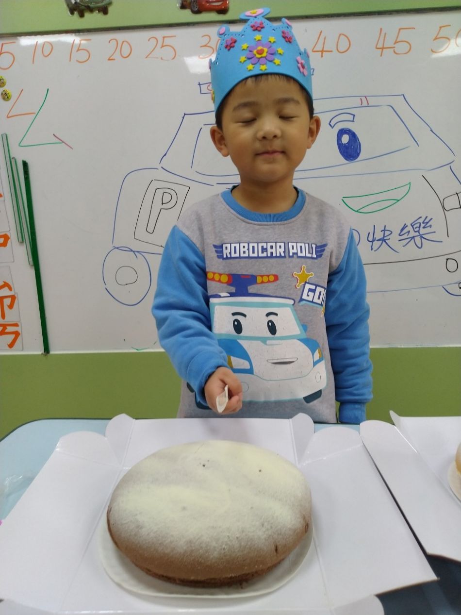 文件 : <FONT COLOR='red'>(109.02.11)裕恩生日快樂-5.JPG</FONT> <BR> 尺寸 : <FONT COLOR='blue'>950 × 1267</FONT> 圖元 <BR> 格式 : <FONT COLOR='green'>jpg</FONT> <BR> 大小 : <FONT COLOR='green'> -- </FONT> KB