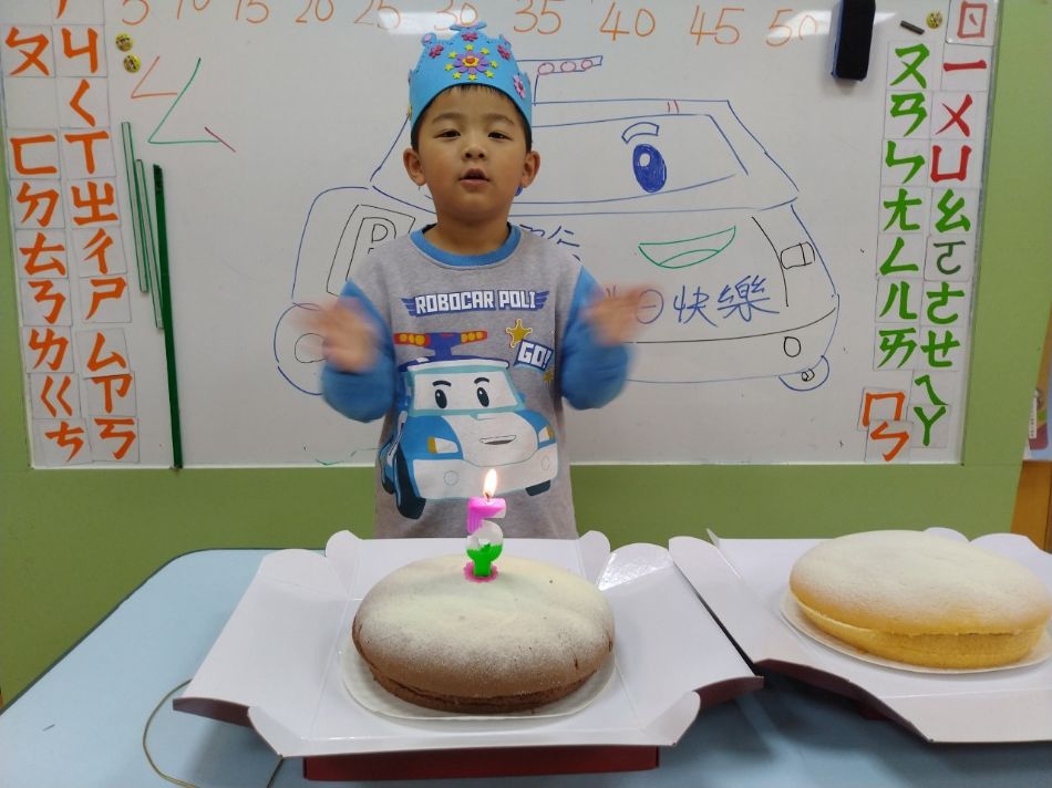 文件 : <FONT COLOR='red'>(109.02.11)裕恩生日快樂-6.JPG</FONT> <BR> 尺寸 : <FONT COLOR='blue'>950 × 712</FONT> 圖元 <BR> 格式 : <FONT COLOR='green'>jpg</FONT> <BR> 大小 : <FONT COLOR='green'> -- </FONT> KB