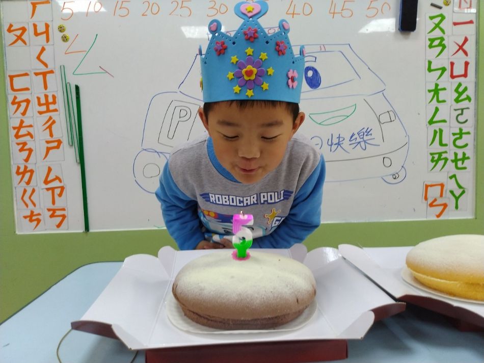 文件 : <FONT COLOR='red'>(109.02.11)裕恩生日快樂-8.JPG</FONT> <BR> 尺寸 : <FONT COLOR='blue'>950 × 712</FONT> 圖元 <BR> 格式 : <FONT COLOR='green'>jpg</FONT> <BR> 大小 : <FONT COLOR='green'> -- </FONT> KB