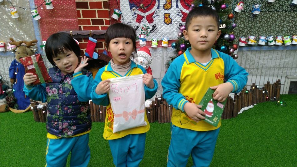 文件 : <FONT COLOR='red'>(108.12.25)交換禮物.JPG</FONT> <BR> 尺寸 : <FONT COLOR='blue'>950 × 534</FONT> 圖元 <BR> 格式 : <FONT COLOR='green'>jpg</FONT> <BR> 大小 : <FONT COLOR='green'> -- </FONT> KB