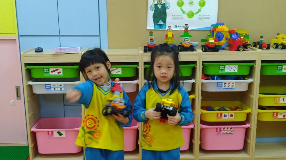 文件 : <FONT COLOR='red'>(108.12.25)樂高積木【我的樂高車】-1.JPG</FONT> <BR> 尺寸 : <FONT COLOR='blue'>950 × 534</FONT> 圖元 <BR> 格式 : <FONT COLOR='green'>jpg</FONT> <BR> 大小 : <FONT COLOR='green'> -- </FONT> KB