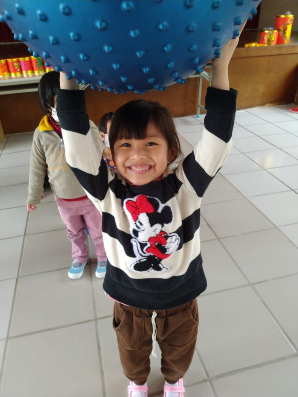 文件 : <FONT COLOR='red'>(109.02.07)大籠球遊戲-2.JPG</FONT> <BR> 尺寸 : <FONT COLOR='blue'>950 × 1267</FONT> 圖元 <BR> 格式 : <FONT COLOR='green'>jpg</FONT> <BR> 大小 : <FONT COLOR='green'> -- </FONT> KB