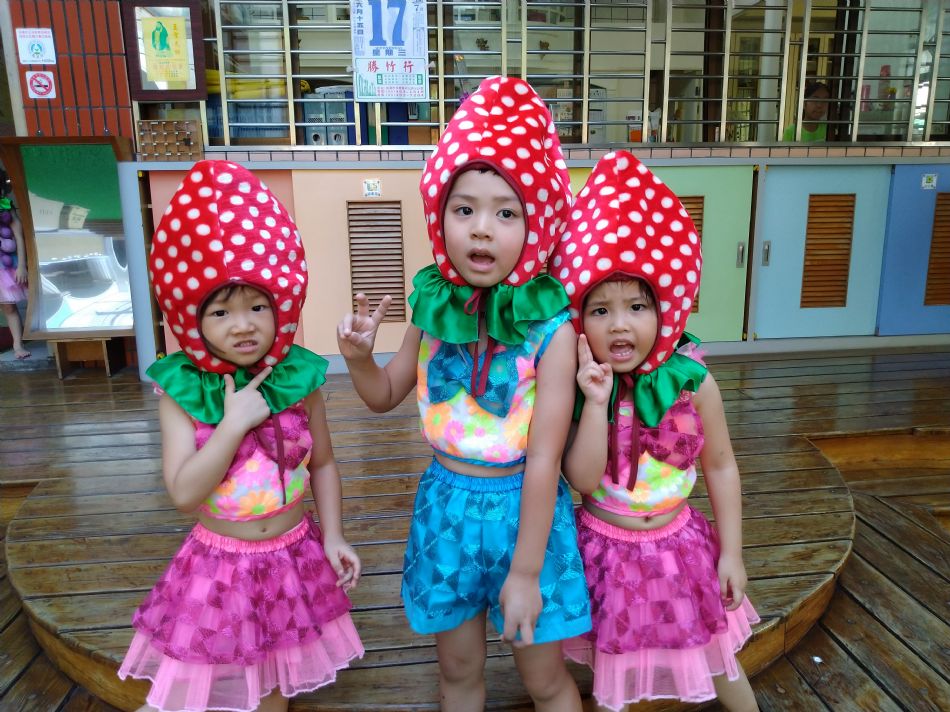 文件 : <FONT COLOR='red'>(108.07.17)小班表演j舞衣-1.JPG</FONT> <BR> 尺寸 : <FONT COLOR='blue'>950 × 712</FONT> 圖元 <BR> 格式 : <FONT COLOR='green'>jpg</FONT> <BR> 大小 : <FONT COLOR='green'> -- </FONT> KB