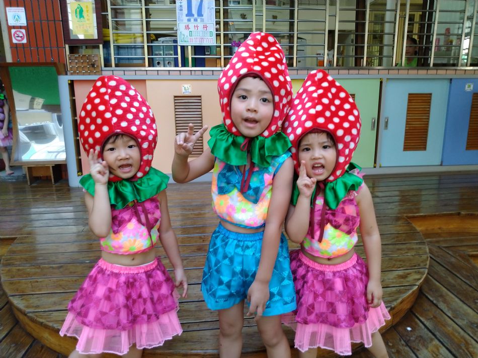 文件 : <FONT COLOR='red'>(108.07.17)小班表演j舞衣.JPG</FONT> <BR> 尺寸 : <FONT COLOR='blue'>950 × 712</FONT> 圖元 <BR> 格式 : <FONT COLOR='green'>jpg</FONT> <BR> 大小 : <FONT COLOR='green'> -- </FONT> KB