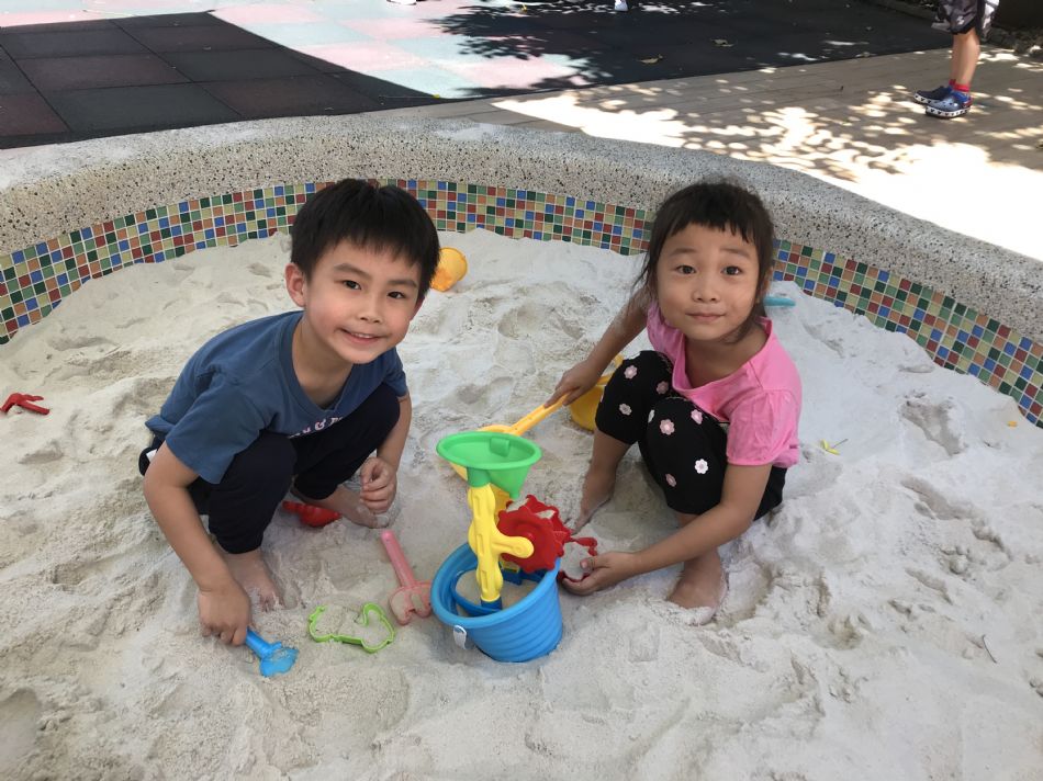 文件 : <FONT COLOR='red'>(108.08.23)玩沙趣-2.JPG</FONT> <BR> 尺寸 : <FONT COLOR='blue'>950 × 712</FONT> 圖元 <BR> 格式 : <FONT COLOR='green'>jpg</FONT> <BR> 大小 : <FONT COLOR='green'> -- </FONT> KB