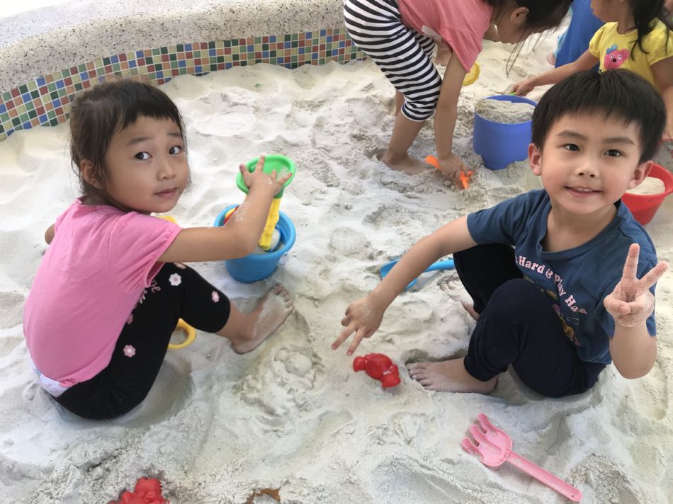 文件 : <FONT COLOR='red'>(108.08.23)玩沙趣-3.JPG</FONT> <BR> 尺寸 : <FONT COLOR='blue'>950 × 712</FONT> 圖元 <BR> 格式 : <FONT COLOR='green'>jpg</FONT> <BR> 大小 : <FONT COLOR='green'> -- </FONT> KB