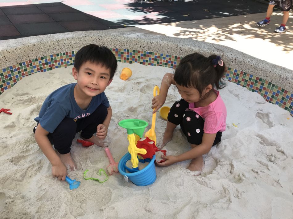 文件 : <FONT COLOR='red'>(108.08.23)玩沙趣-8.JPG</FONT> <BR> 尺寸 : <FONT COLOR='blue'>950 × 712</FONT> 圖元 <BR> 格式 : <FONT COLOR='green'>jpg</FONT> <BR> 大小 : <FONT COLOR='green'> -- </FONT> KB