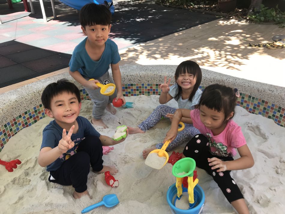 文件 : <FONT COLOR='red'>(108.08.23)玩沙趣.JPG</FONT> <BR> 尺寸 : <FONT COLOR='blue'>950 × 712</FONT> 圖元 <BR> 格式 : <FONT COLOR='green'>jpg</FONT> <BR> 大小 : <FONT COLOR='green'> -- </FONT> KB