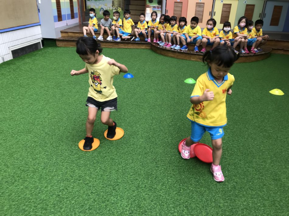 文件 : <FONT COLOR='red'>(108.08.21)體能【飛盤】-4.JPG</FONT> <BR> 尺寸 : <FONT COLOR='blue'>950 × 712</FONT> 圖元 <BR> 格式 : <FONT COLOR='green'>jpg</FONT> <BR> 大小 : <FONT COLOR='green'> -- </FONT> KB