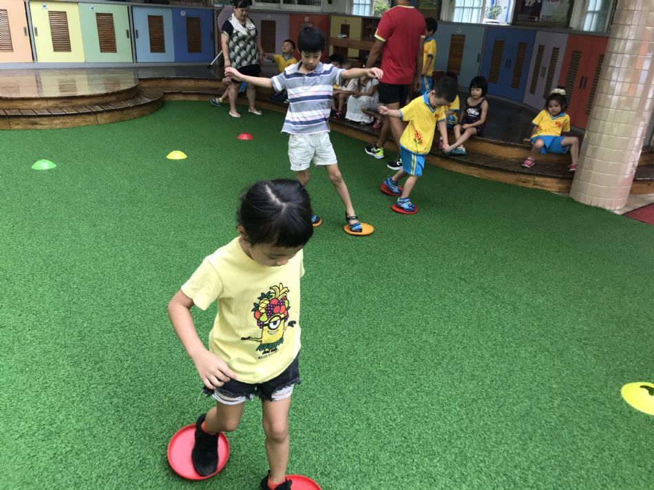 文件 : <FONT COLOR='red'>(108.08.21)體能【飛盤】-8.JPG</FONT> <BR> 尺寸 : <FONT COLOR='blue'>950 × 712</FONT> 圖元 <BR> 格式 : <FONT COLOR='green'>jpg</FONT> <BR> 大小 : <FONT COLOR='green'> -- </FONT> KB