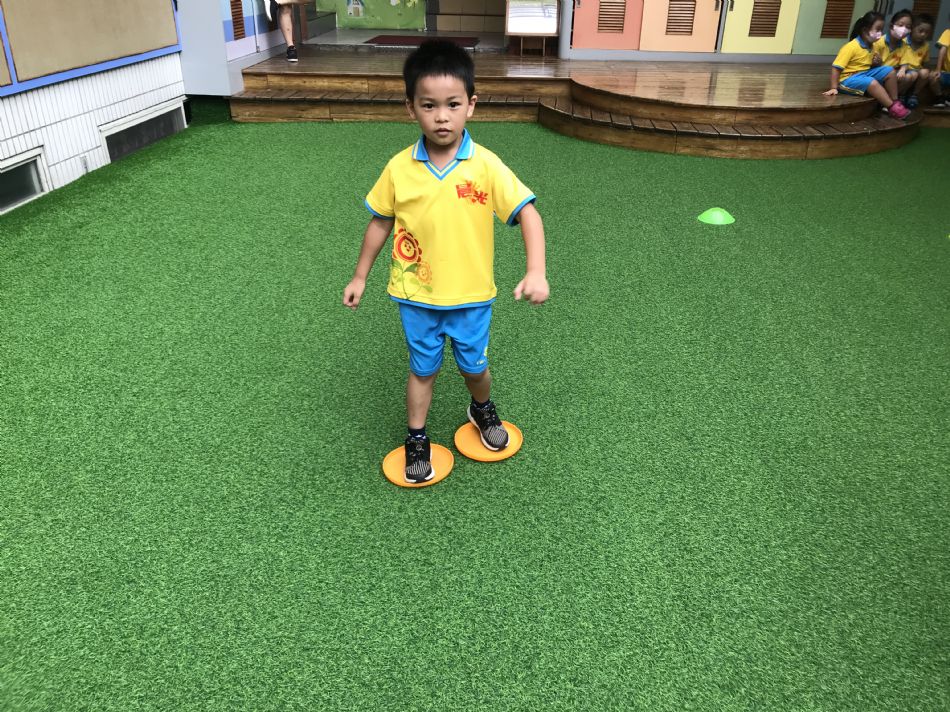 文件 : <FONT COLOR='red'>(108.08.21)體能【飛盤】-1.JPG</FONT> <BR> 尺寸 : <FONT COLOR='blue'>950 × 712</FONT> 圖元 <BR> 格式 : <FONT COLOR='green'>jpg</FONT> <BR> 大小 : <FONT COLOR='green'> -- </FONT> KB