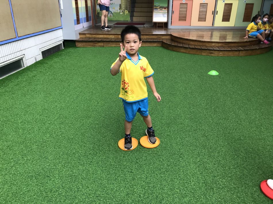 文件 : <FONT COLOR='red'>(108.08.21)體能【飛盤】-4.JPG</FONT> <BR> 尺寸 : <FONT COLOR='blue'>950 × 712</FONT> 圖元 <BR> 格式 : <FONT COLOR='green'>jpg</FONT> <BR> 大小 : <FONT COLOR='green'> -- </FONT> KB