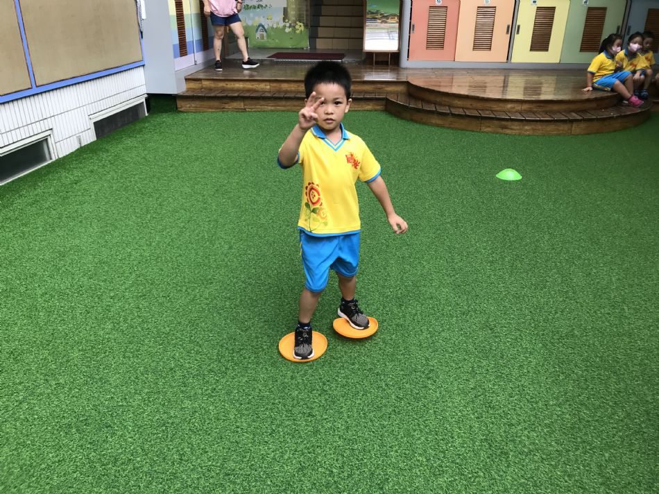 文件 : <FONT COLOR='red'>(108.08.21)體能【飛盤】-5.JPG</FONT> <BR> 尺寸 : <FONT COLOR='blue'>950 × 712</FONT> 圖元 <BR> 格式 : <FONT COLOR='green'>jpg</FONT> <BR> 大小 : <FONT COLOR='green'> -- </FONT> KB