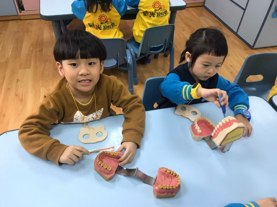 文件 : <FONT COLOR='red'>(109.03.11)美創【刷刷牙】-2.JPG</FONT> <BR> 尺寸 : <FONT COLOR='blue'>950 × 712</FONT> 圖元 <BR> 格式 : <FONT COLOR='green'>jpg</FONT> <BR> 大小 : <FONT COLOR='green'> -- </FONT> KB