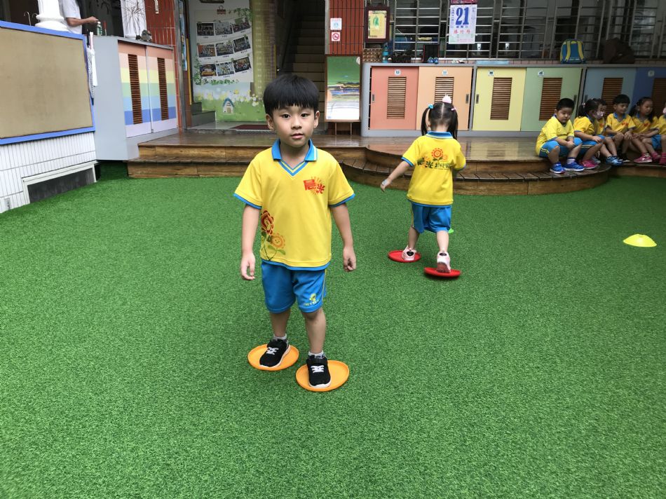 文件 : <FONT COLOR='red'>(108.08.21)體能【飛盤】-3.JPG</FONT> <BR> 尺寸 : <FONT COLOR='blue'>950 × 712</FONT> 圖元 <BR> 格式 : <FONT COLOR='green'>jpg</FONT> <BR> 大小 : <FONT COLOR='green'> -- </FONT> KB