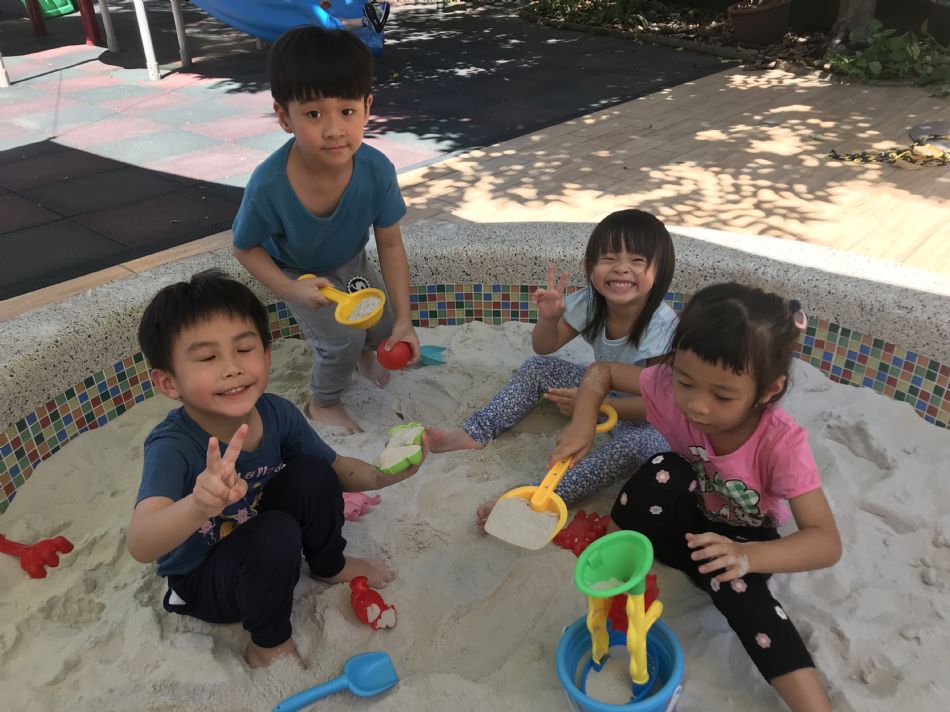 文件 : <FONT COLOR='red'>(108.08.23)玩沙趣-2.JPG</FONT> <BR> 尺寸 : <FONT COLOR='blue'>950 × 712</FONT> 圖元 <BR> 格式 : <FONT COLOR='green'>jpg</FONT> <BR> 大小 : <FONT COLOR='green'> -- </FONT> KB