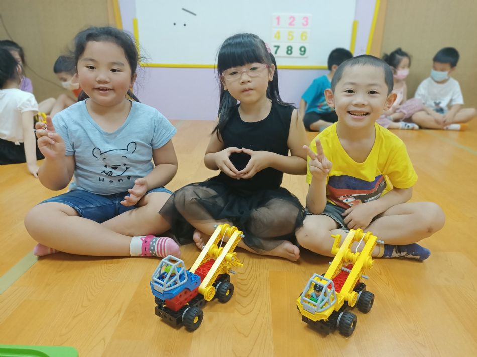 文件 : <FONT COLOR='red'>(109.05.25)樂高【吊車】-3.JPG</FONT> <BR> 尺寸 : <FONT COLOR='blue'>950 × 712</FONT> 圖元 <BR> 格式 : <FONT COLOR='green'>jpg</FONT> <BR> 大小 : <FONT COLOR='green'> -- </FONT> KB