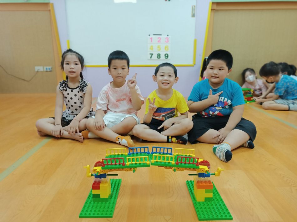 文件 : <FONT COLOR='red'>(109.06.22)樂高【綜合】.JPG</FONT> <BR> 尺寸 : <FONT COLOR='blue'>950 × 712</FONT> 圖元 <BR> 格式 : <FONT COLOR='green'>jpg</FONT> <BR> 大小 : <FONT COLOR='green'> -- </FONT> KB