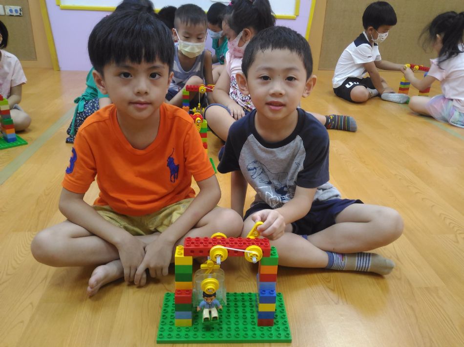 文件 : <FONT COLOR='red'>(109.09.09)樂高【電梯】.JPG</FONT> <BR> 尺寸 : <FONT COLOR='blue'>950 × 712</FONT> 圖元 <BR> 格式 : <FONT COLOR='green'>jpg</FONT> <BR> 大小 : <FONT COLOR='green'> -- </FONT> KB