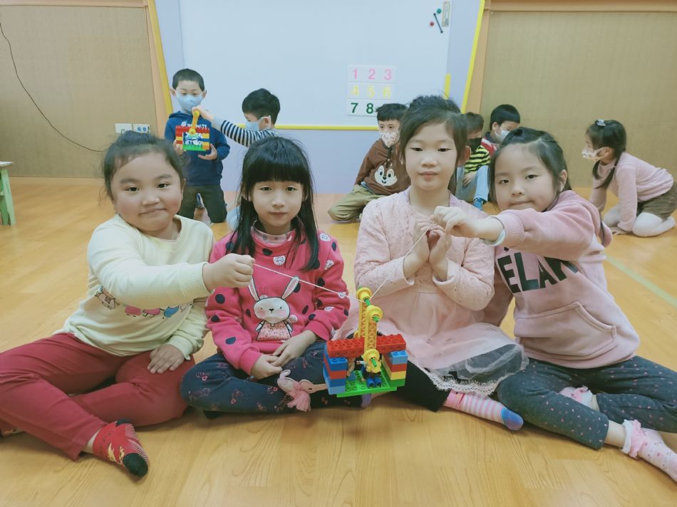 文件 : <FONT COLOR='red'>(109.04.13)樂高【纜車】-6.JPG</FONT> <BR> 尺寸 : <FONT COLOR='blue'>950 × 712</FONT> 圖元 <BR> 格式 : <FONT COLOR='green'>jpg</FONT> <BR> 大小 : <FONT COLOR='green'> -- </FONT> KB