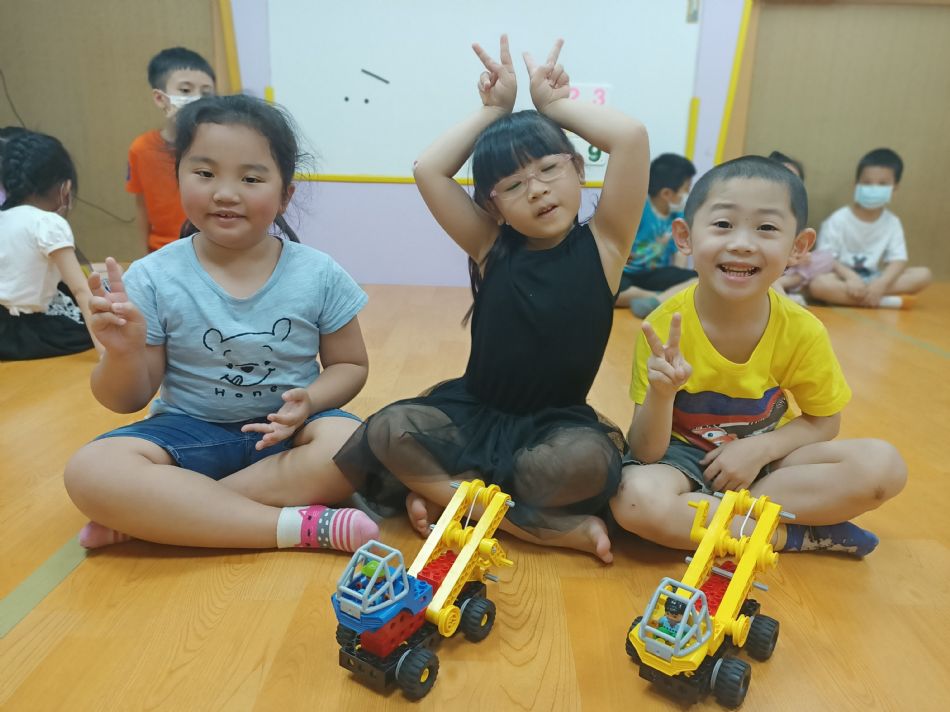 文件 : <FONT COLOR='red'>(109.05.25)樂高【吊車】-1.JPG</FONT> <BR> 尺寸 : <FONT COLOR='blue'>950 × 712</FONT> 圖元 <BR> 格式 : <FONT COLOR='green'>jpg</FONT> <BR> 大小 : <FONT COLOR='green'> -- </FONT> KB