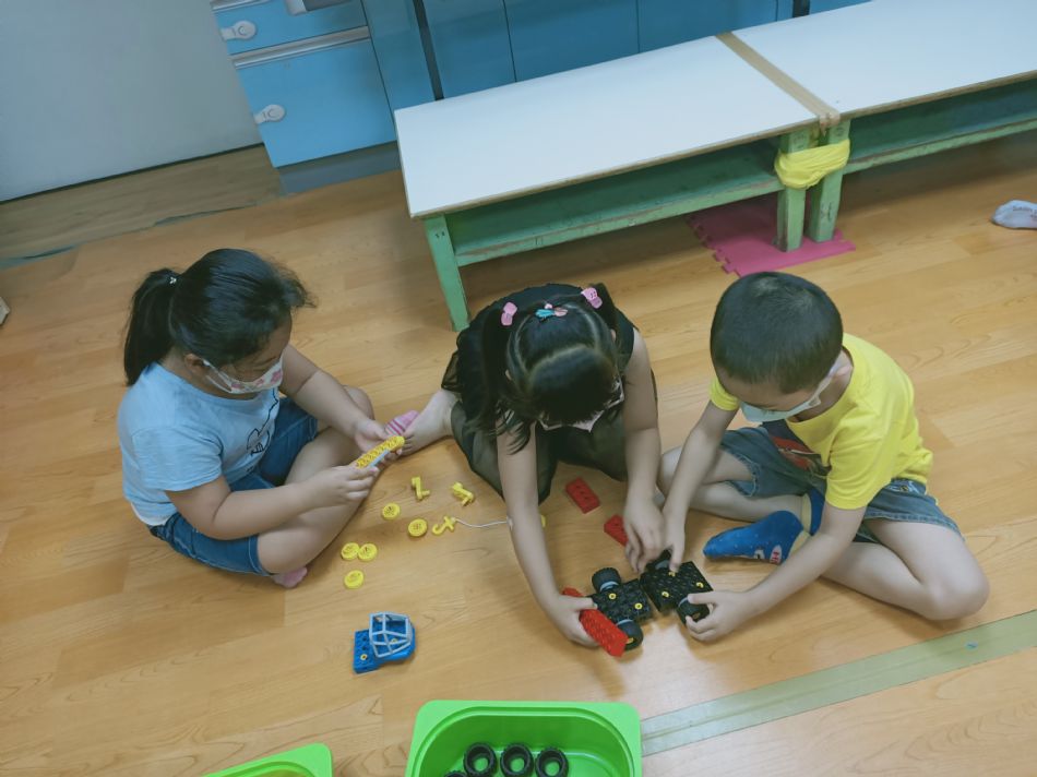 文件 : <FONT COLOR='red'>(109.05.25)樂高【吊車】.JPG</FONT> <BR> 尺寸 : <FONT COLOR='blue'>950 × 712</FONT> 圖元 <BR> 格式 : <FONT COLOR='green'>jpg</FONT> <BR> 大小 : <FONT COLOR='green'> -- </FONT> KB