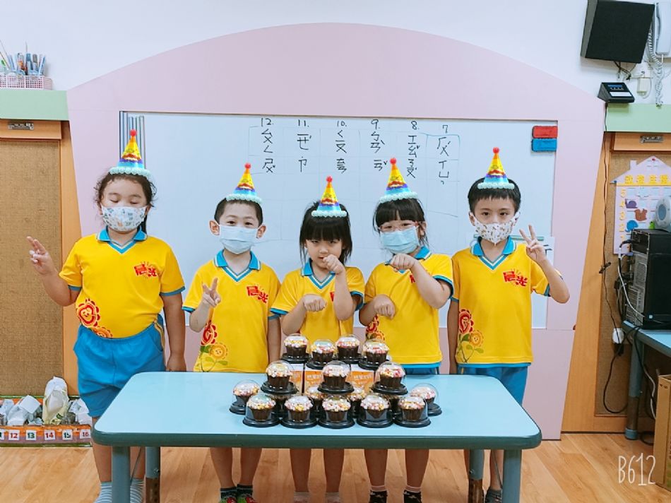 文件 : <FONT COLOR='red'>(109.05.27)妤蓁生日.JPG</FONT> <BR> 尺寸 : <FONT COLOR='blue'>950 × 712</FONT> 圖元 <BR> 格式 : <FONT COLOR='green'>jpg</FONT> <BR> 大小 : <FONT COLOR='green'> -- </FONT> KB