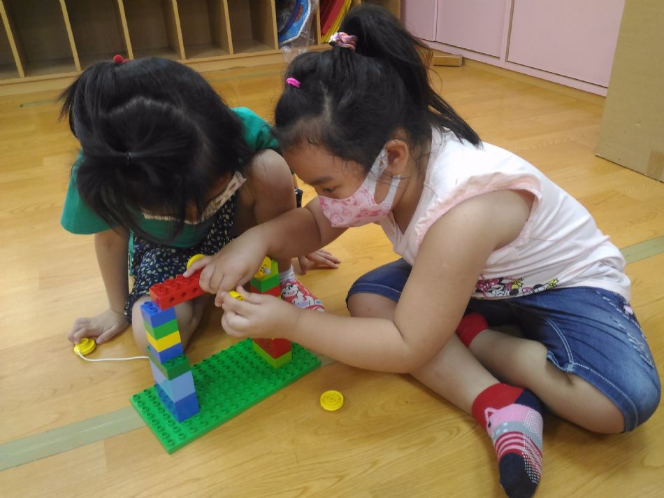 文件 : <FONT COLOR='red'>(109.09.09)樂高【電梯】.JPG</FONT> <BR> 尺寸 : <FONT COLOR='blue'>950 × 712</FONT> 圖元 <BR> 格式 : <FONT COLOR='green'>jpg</FONT> <BR> 大小 : <FONT COLOR='green'> -- </FONT> KB