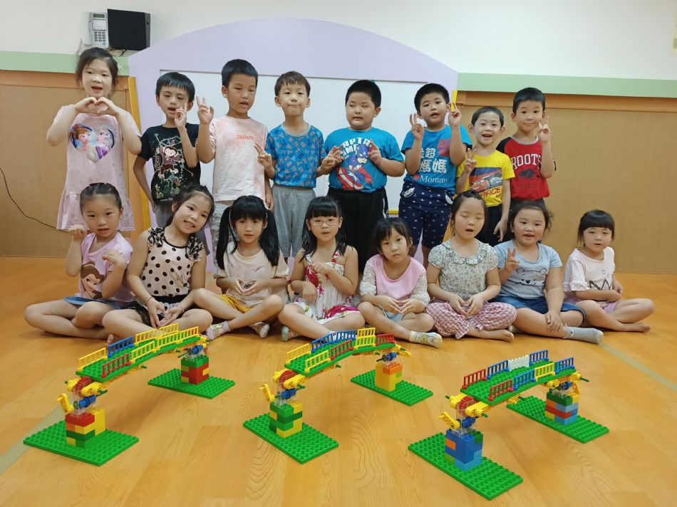 文件 : <FONT COLOR='red'>(109.06.22)樂高【綜合】-6.JPG</FONT> <BR> 尺寸 : <FONT COLOR='blue'>950 × 712</FONT> 圖元 <BR> 格式 : <FONT COLOR='green'>jpg</FONT> <BR> 大小 : <FONT COLOR='green'> -- </FONT> KB